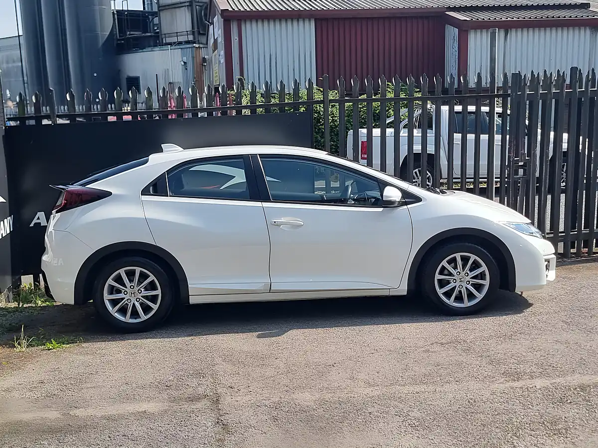 Used 2015 Honda Civic Se Plus White - Interior and Exterior details 5
