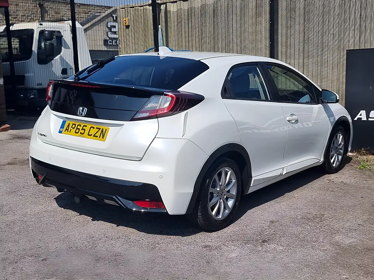 Used 2015 Honda Civic Se Plus White - Interior and Exterior details 8