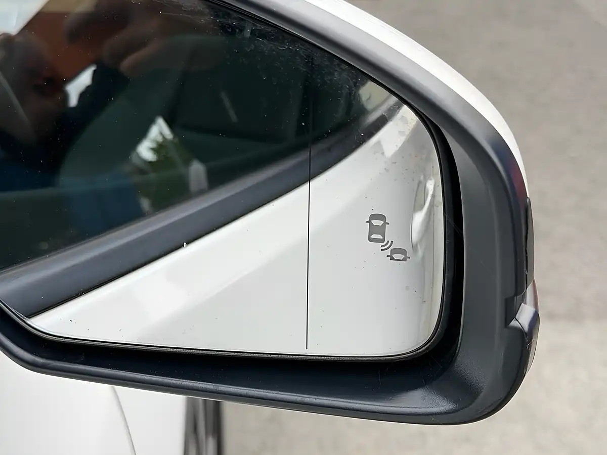 Used 2015 Honda Civic Sr White - Interior and Exterior details 12