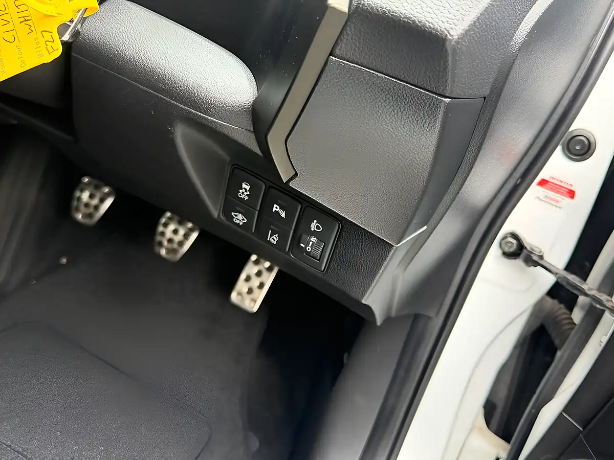 Used 2015 Honda Civic Sr White - Interior and Exterior details 13
