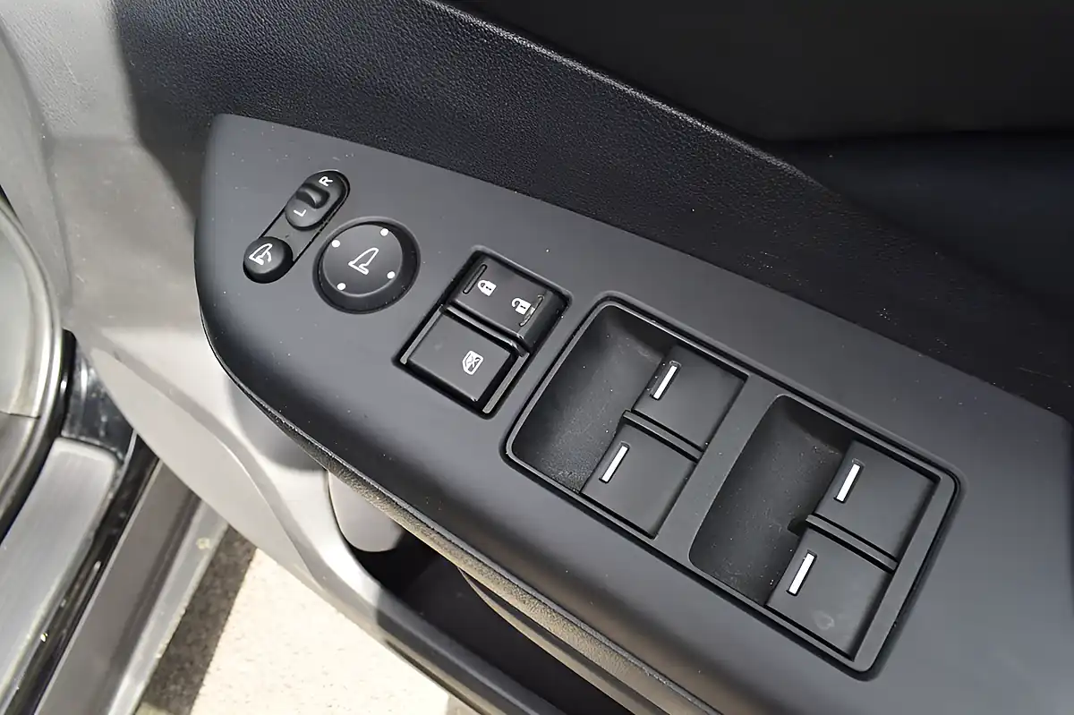Used 2015 Honda Cr-V Se Crystal Black - Interior and Exterior details 9