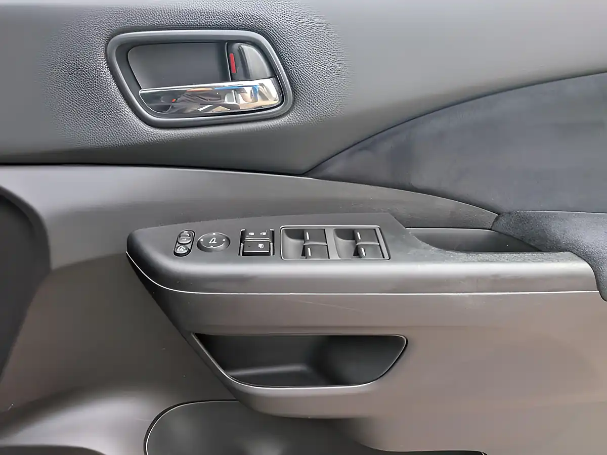Used 2015 Honda Cr-V Se White - Interior and Exterior details 12