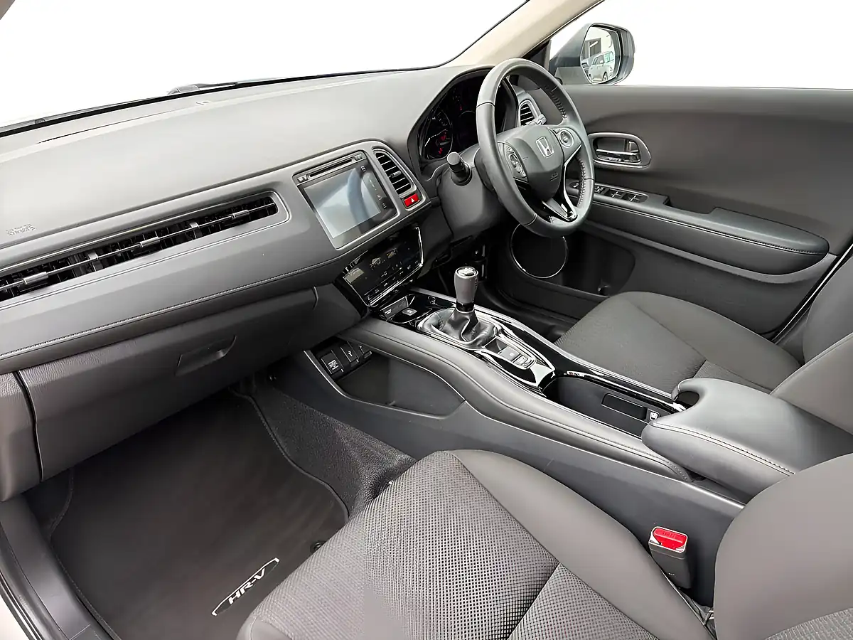 Used 2015 Honda Hr-V Se White - Interior and Exterior details 11