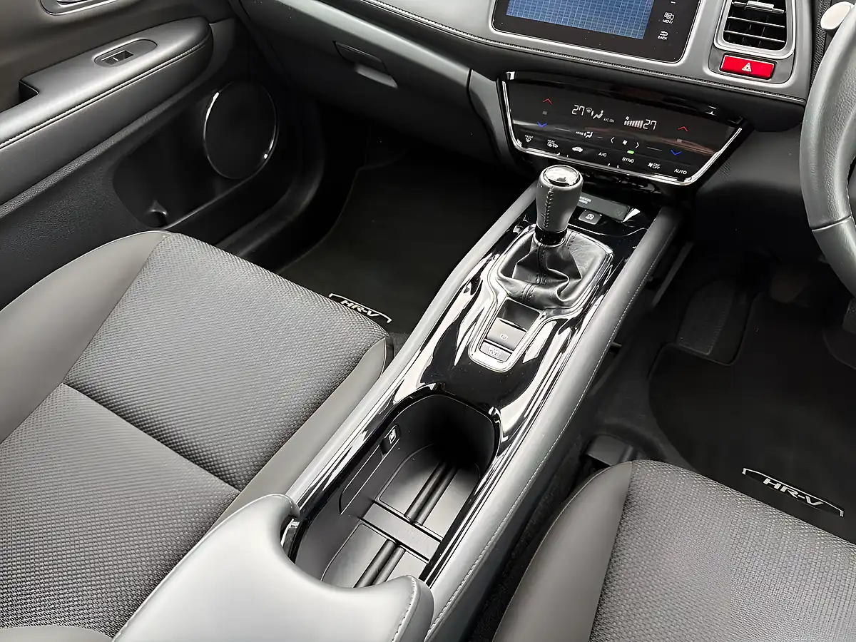 Used 2015 Honda Hr-V Se White - Interior and Exterior details 12
