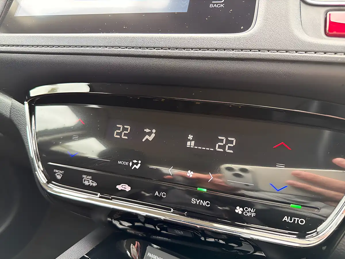 Used 2015 Honda Hr-V Se White - Interior and Exterior details 13