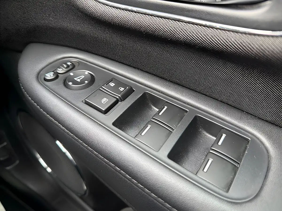 Used 2015 Honda Hr-V Se White - Interior and Exterior details 14