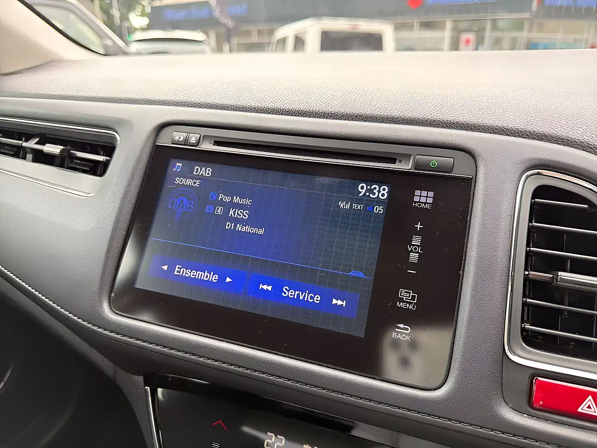 Used 2015 Honda Hr-V Se White - Interior and Exterior details 15