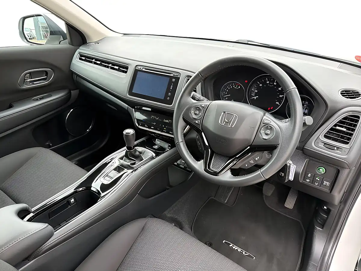 Used 2015 Honda Hr-V Se White - Interior and Exterior details 8