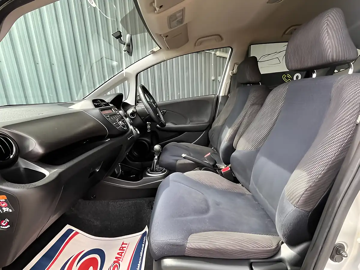Used 2015 Honda Jazz Es Plus Silver - Interior and Exterior details 18