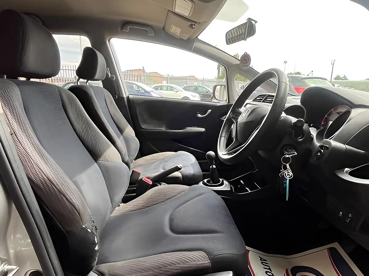 Used 2015 Honda Jazz Es Plus Silver - Interior and Exterior details 5
