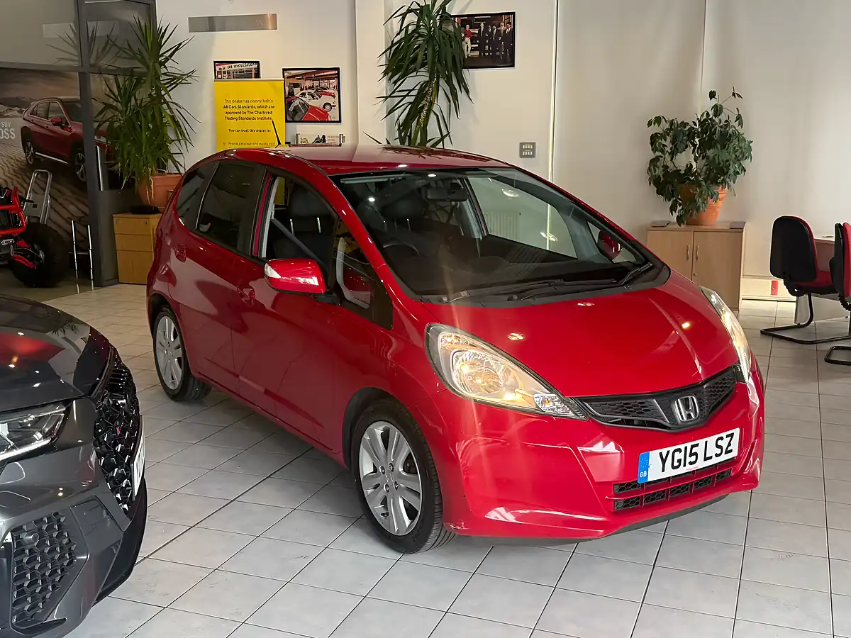 Used 2015 Honda Jazz Es Plus T Red - Interior and Exterior details 2