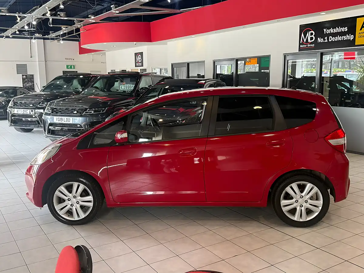 Used 2015 Honda Jazz Es Plus T Red - Interior and Exterior details 5