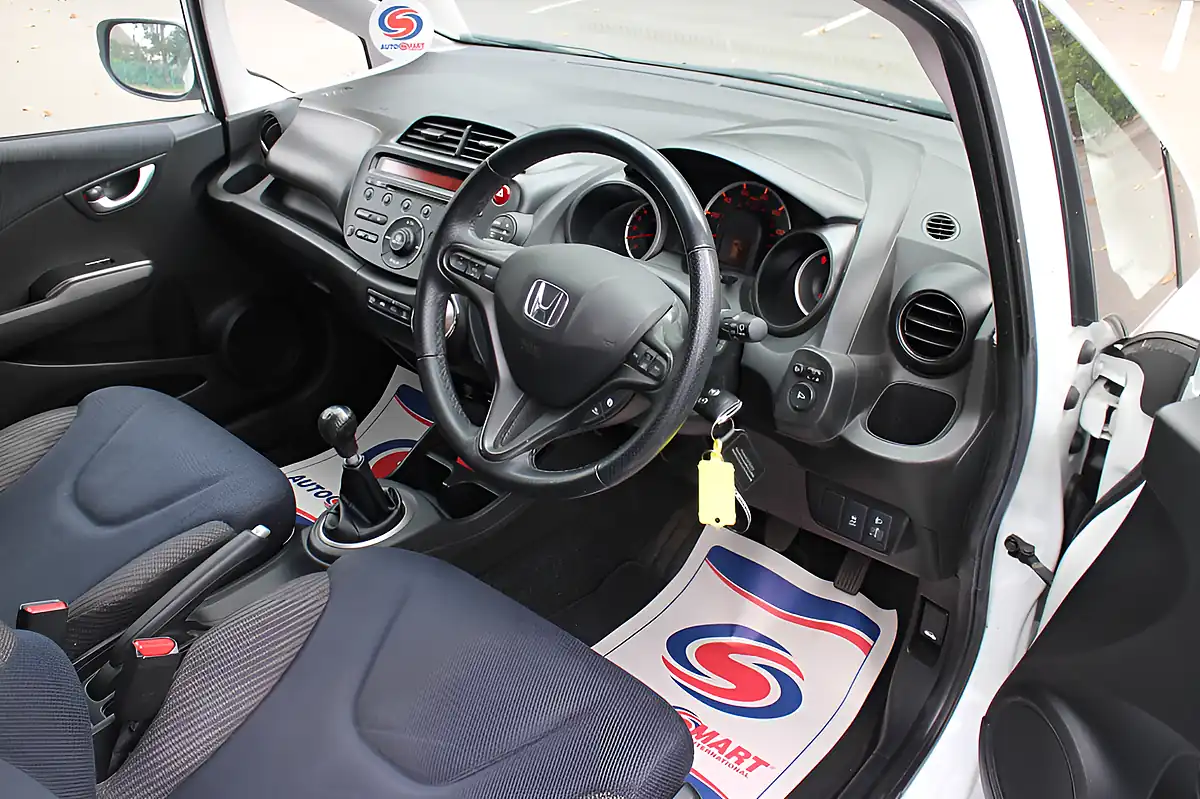 Used 2015 Honda Jazz Es Plus White - Interior and Exterior details 12