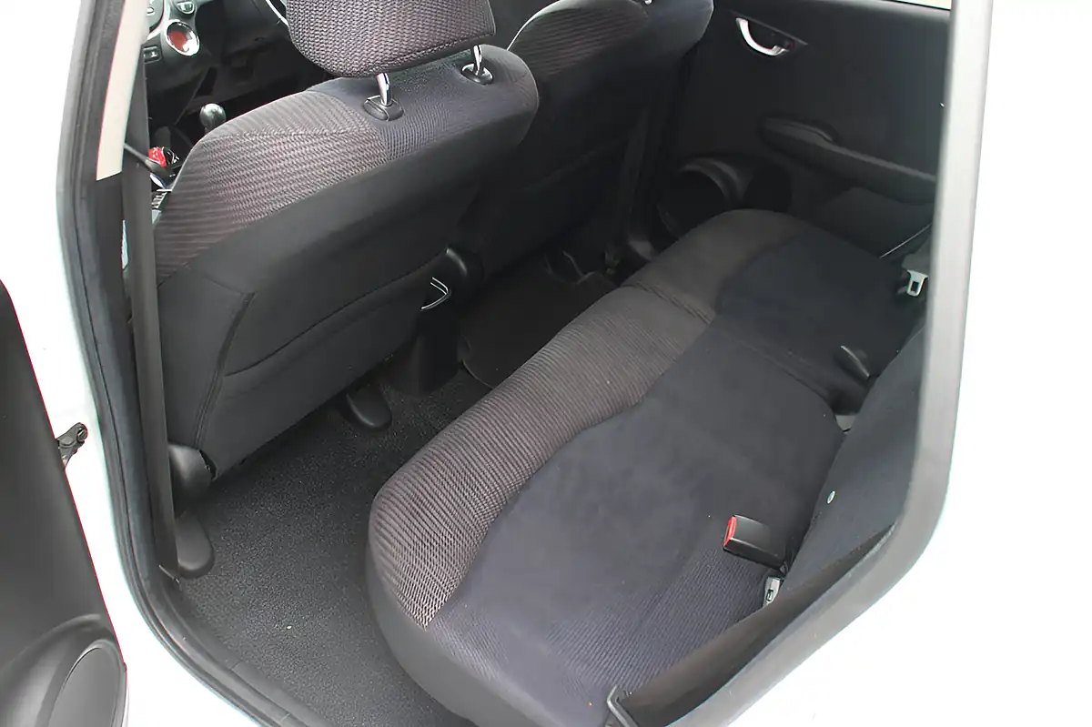 Used 2015 Honda Jazz Es Plus White - Interior and Exterior details 16