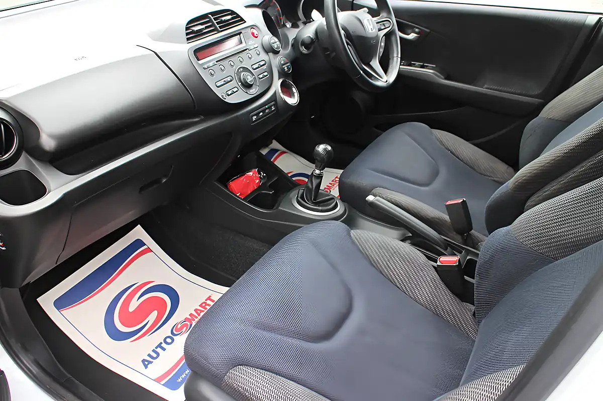 Used 2015 Honda Jazz Es Plus White - Interior and Exterior details 18