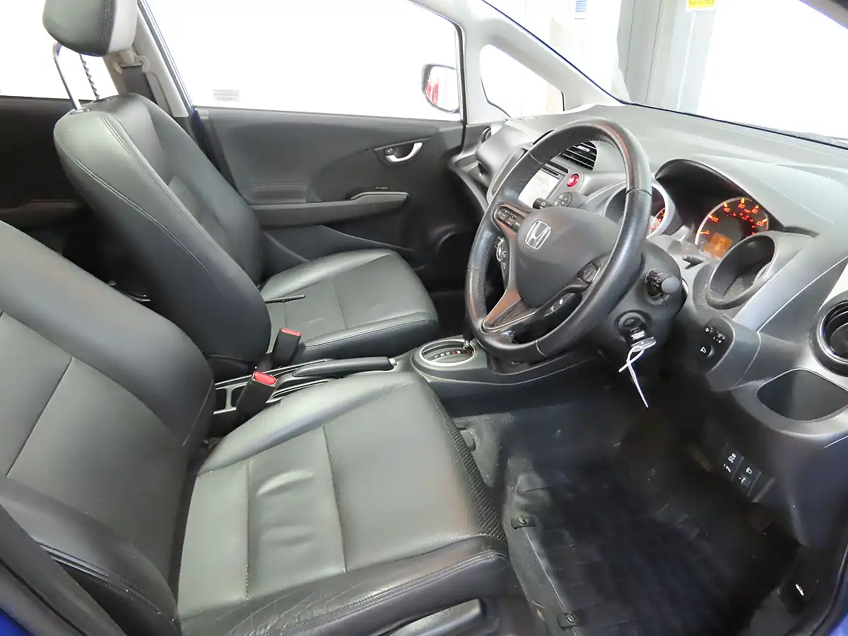 Used 2015 Honda Jazz Exl Blue - Interior and Exterior details 8