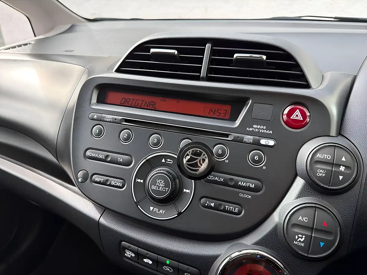 Used 2015 Honda Jazz Exl White - Interior and Exterior details 12