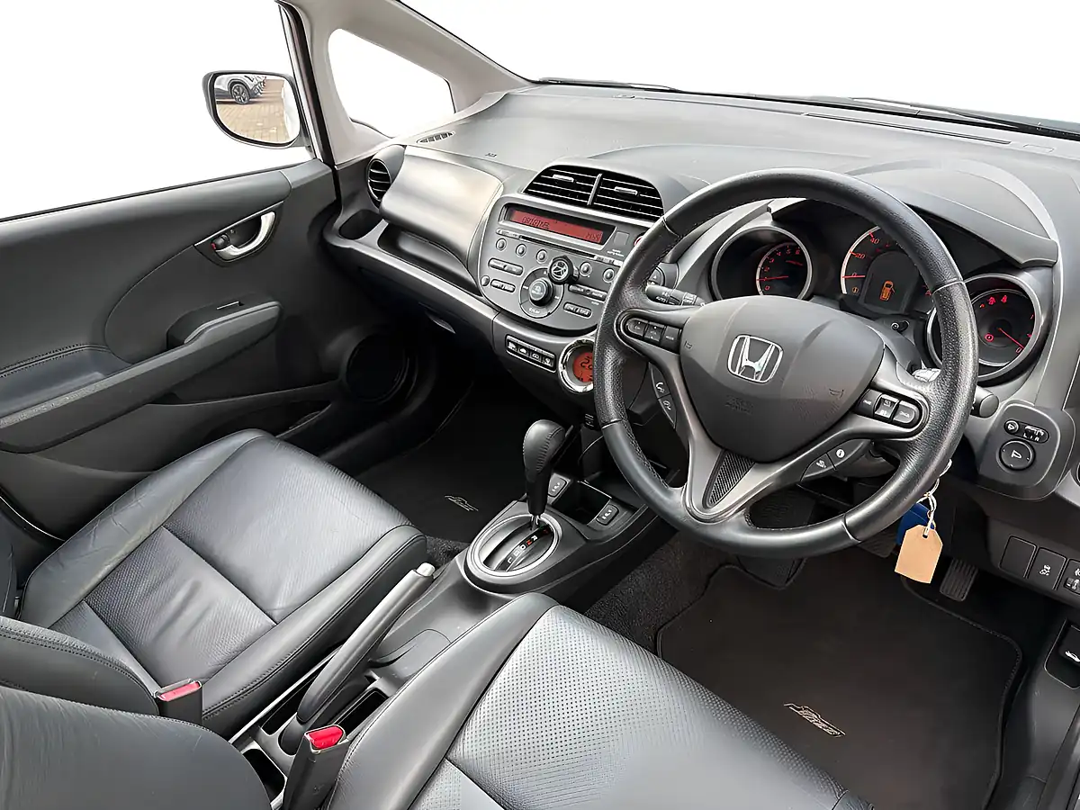 Used 2015 Honda Jazz Exl White - Interior and Exterior details 8