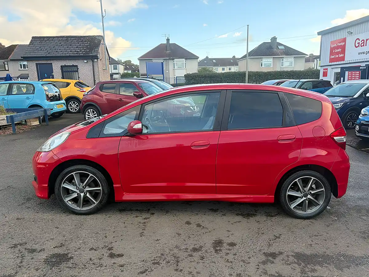 Used 2015 Honda Jazz Si Red - Interior and Exterior details 11