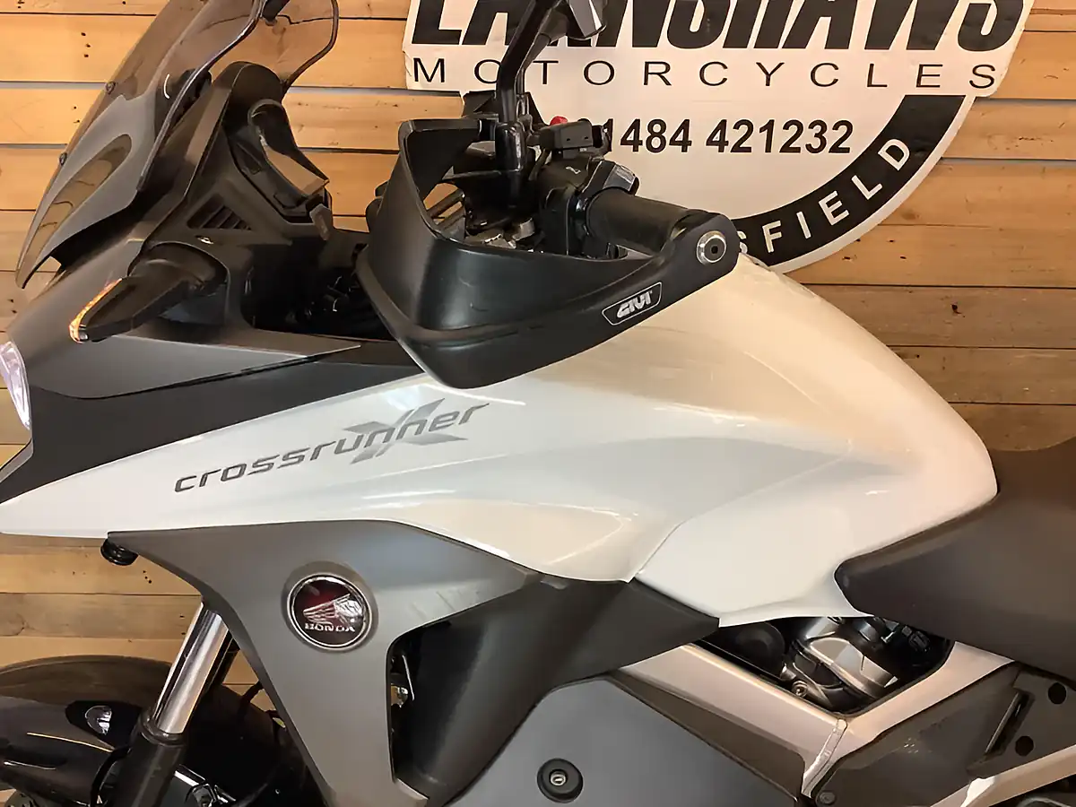 Used 2015 Honda Vfr Cross Runner White - Interior and Exterior details 12