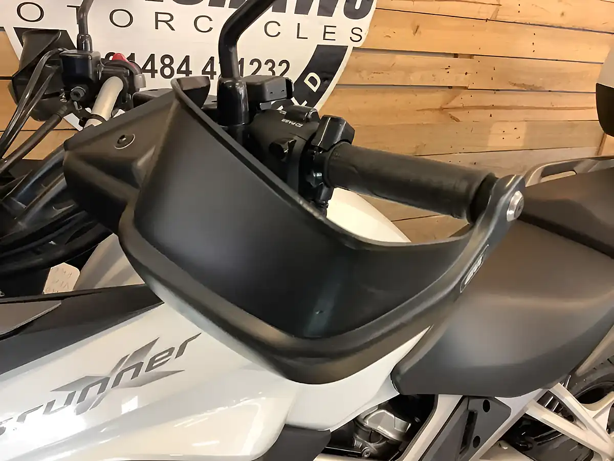 Used 2015 Honda Vfr Cross Runner White - Interior and Exterior details 13