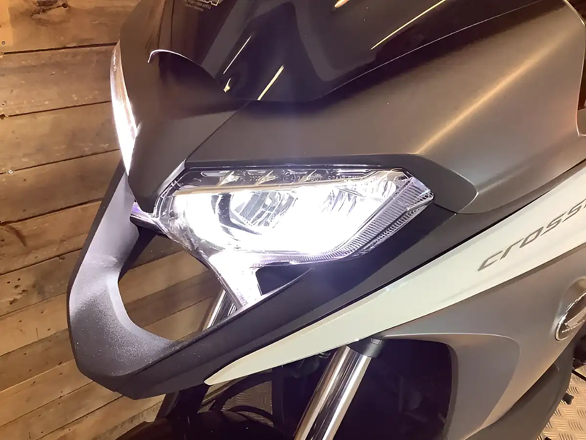 Used 2015 Honda Vfr Cross Runner White - Interior and Exterior details 14