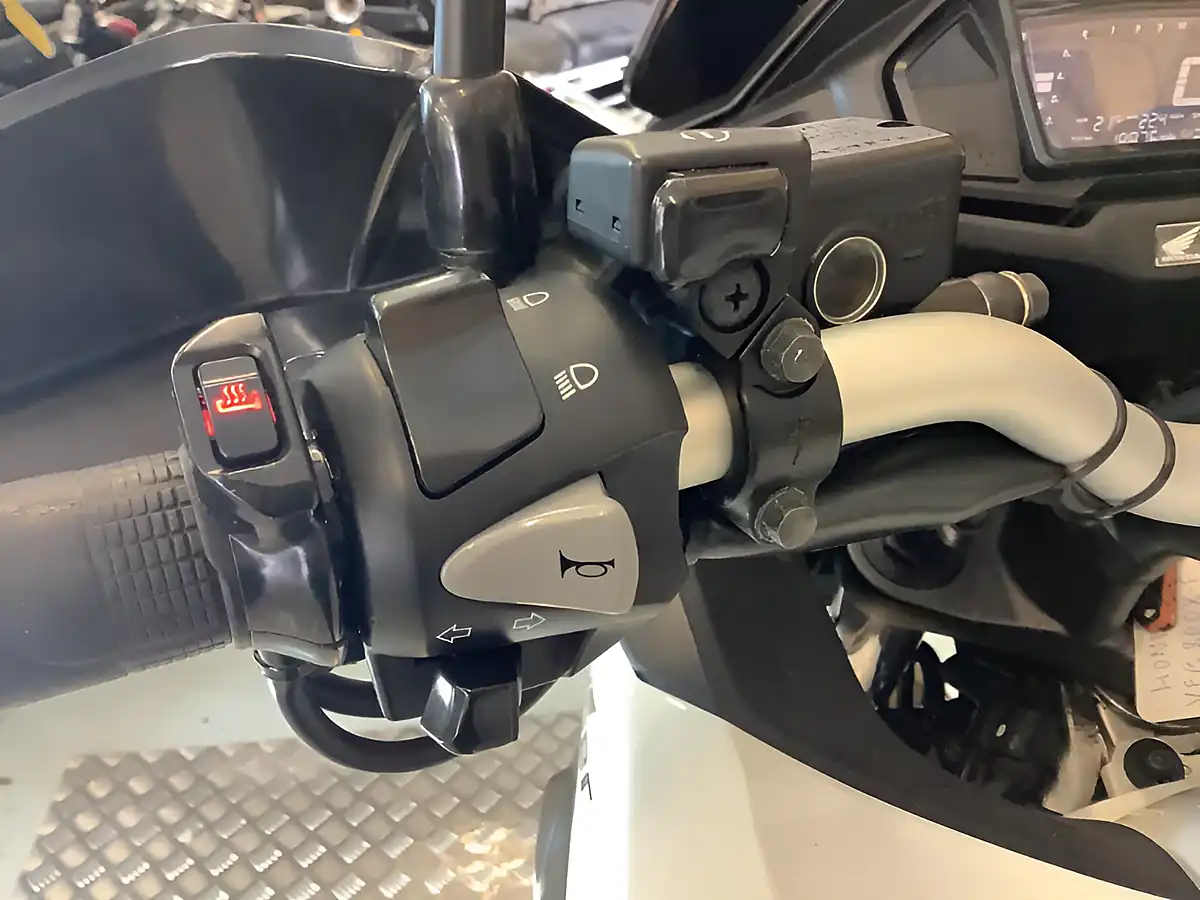 Used 2015 Honda Vfr Cross Runner White - Interior and Exterior details 16