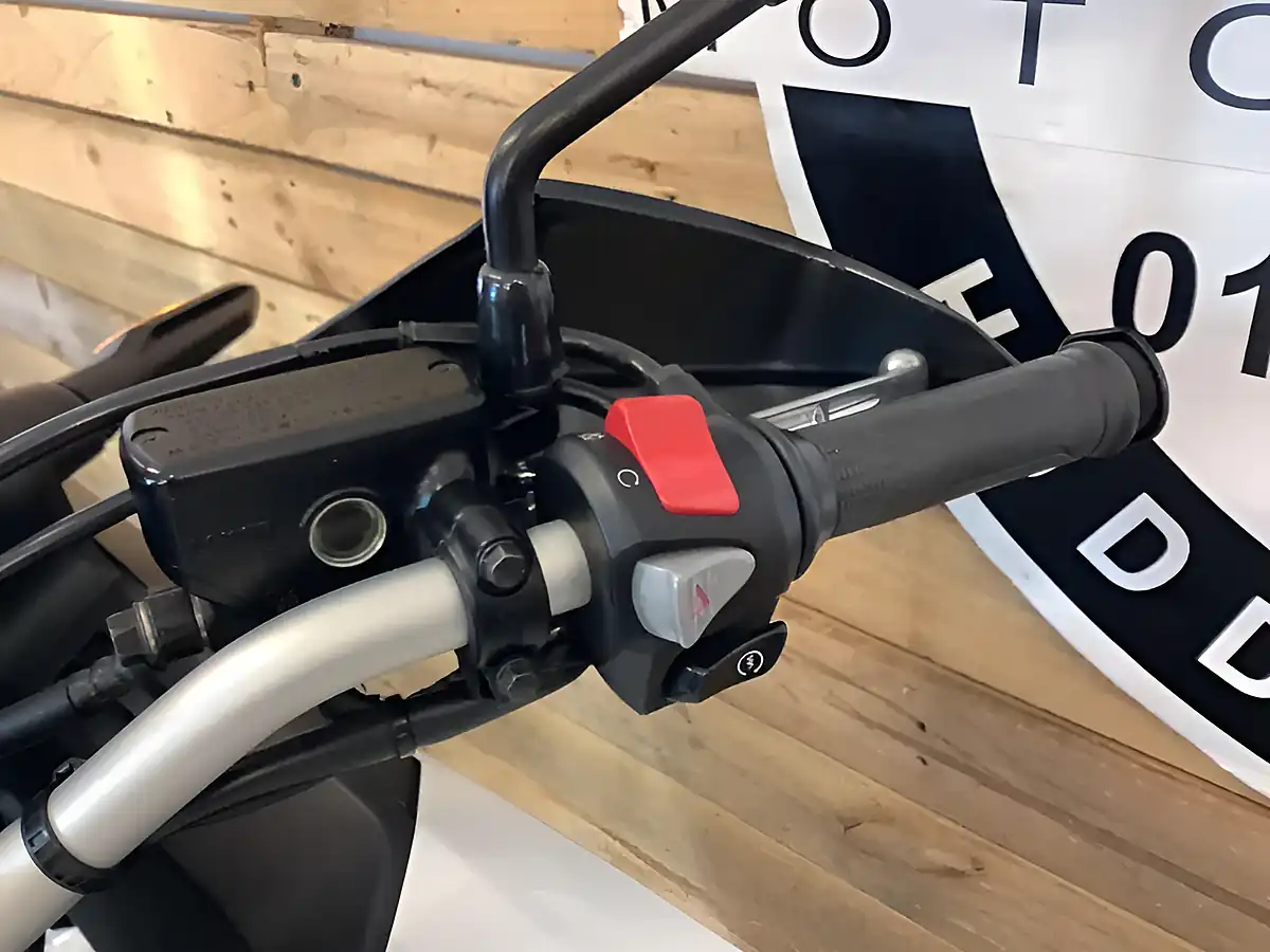 Used 2015 Honda Vfr Cross Runner White - Interior and Exterior details 17