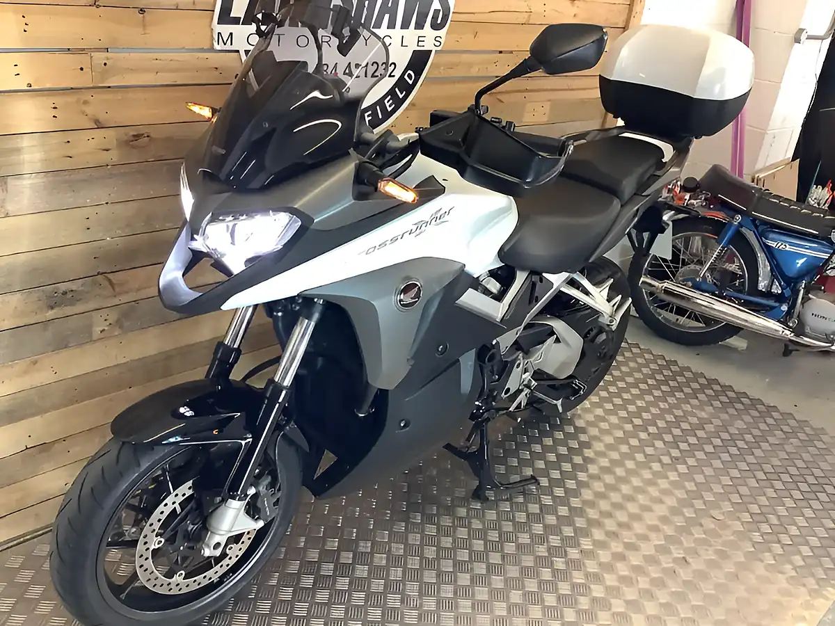 Used 2015 Honda Vfr Cross Runner White - Interior and Exterior details 3