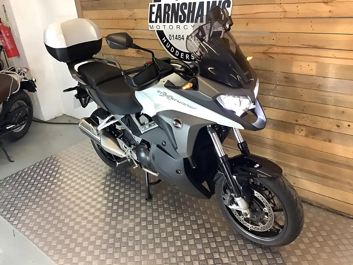 Used 2015 Honda Vfr Cross Runner White - Interior and Exterior details 5