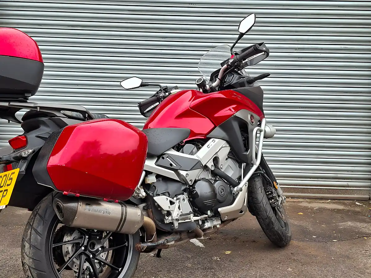 Used 2015 Honda Vfr Crossrunner Red - Interior and Exterior details 9