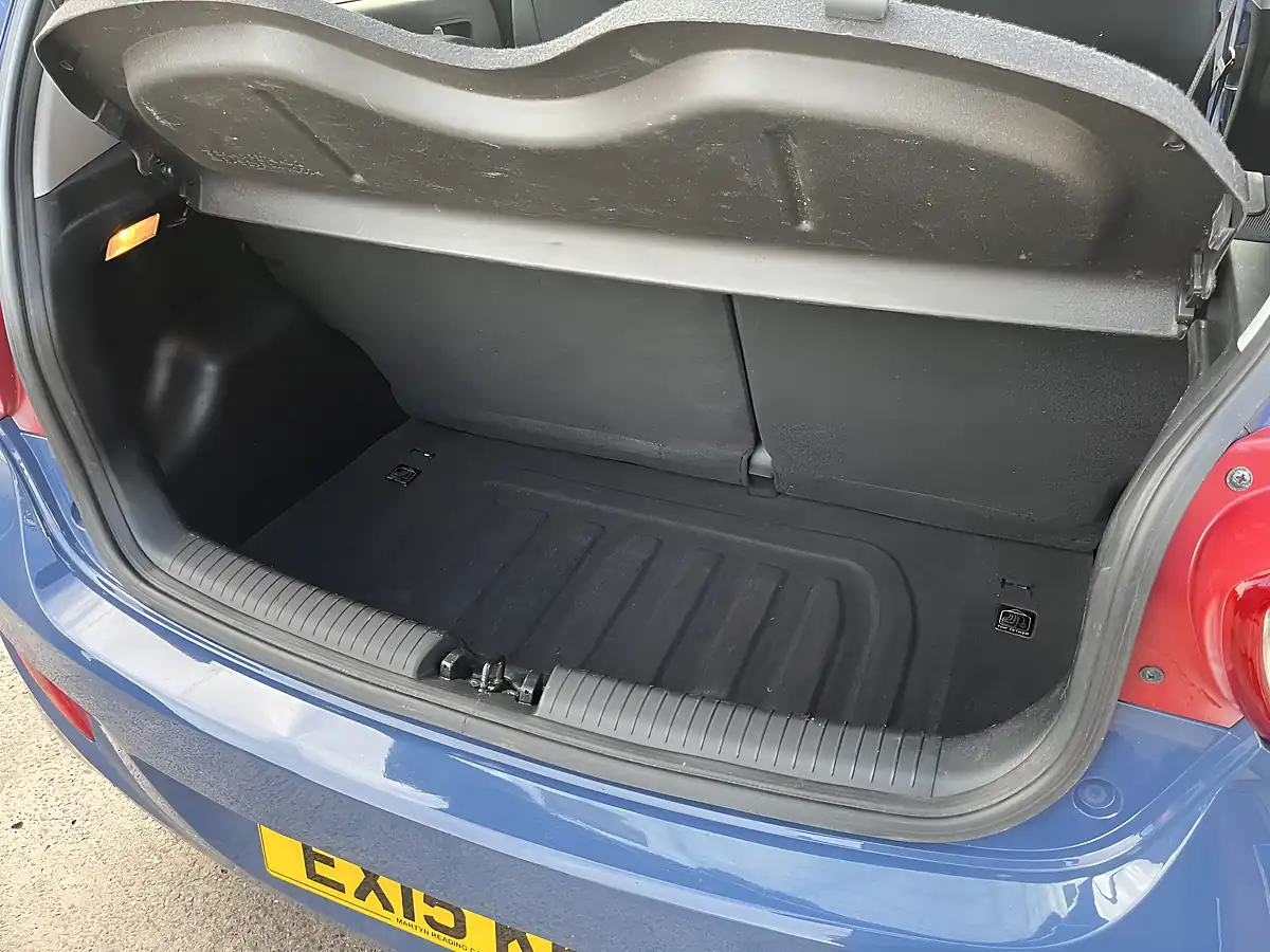 Used 2015 Hyundai i10 Premium Blue - Interior and Exterior details 19