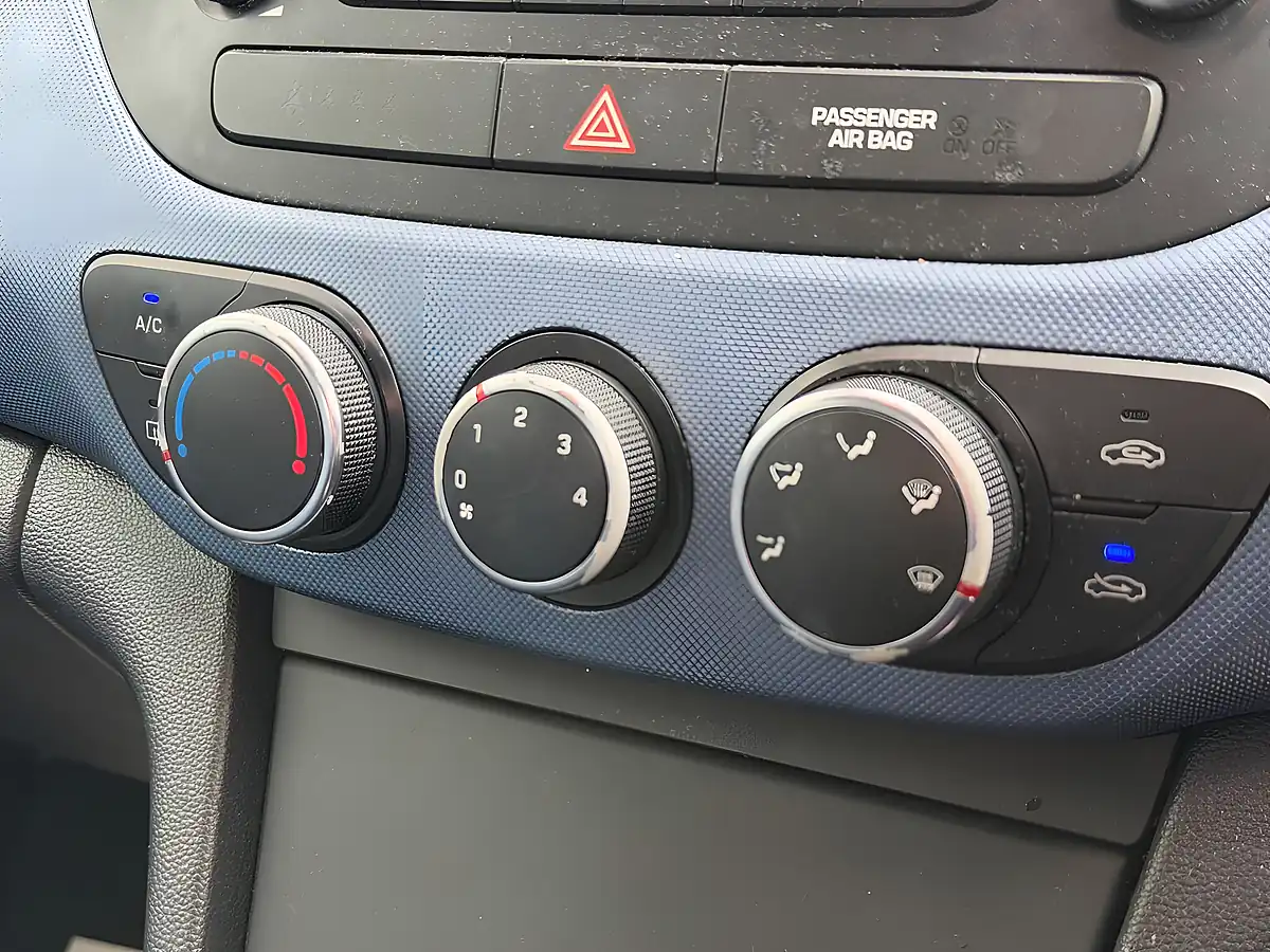 Used 2015 Hyundai I10 Premium Euro 5 5dr Blue - Interior and Exterior details 12