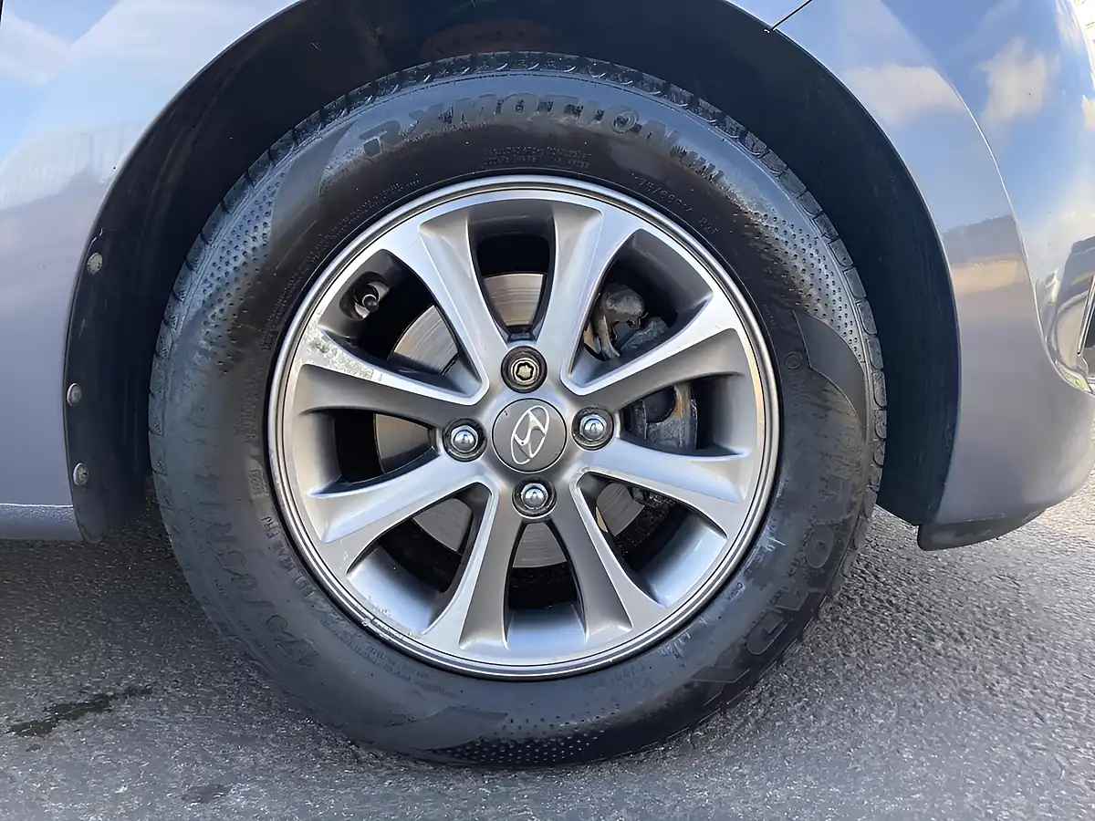 Used 2015 Hyundai i10 Premium Grey - Interior and Exterior details 9