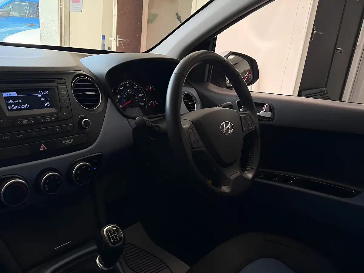 Used 2015 Hyundai i10 Premium Silver - Interior and Exterior details 10