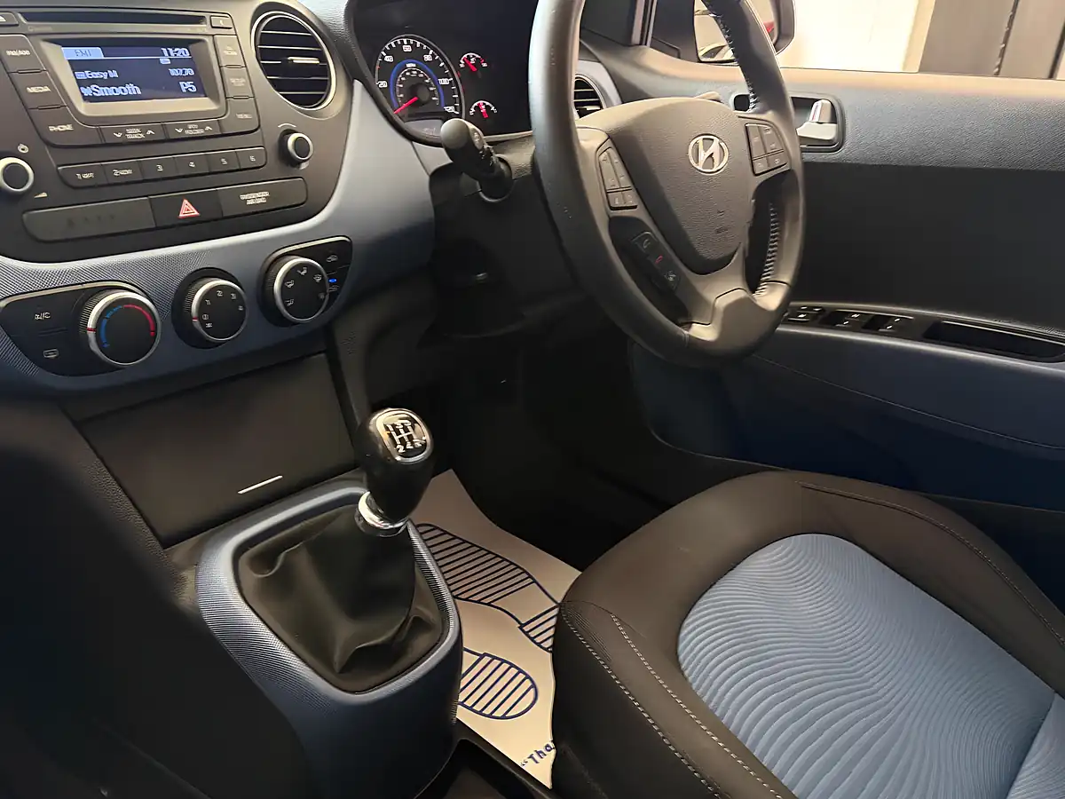 Used 2015 Hyundai i10 Premium Silver - Interior and Exterior details 11