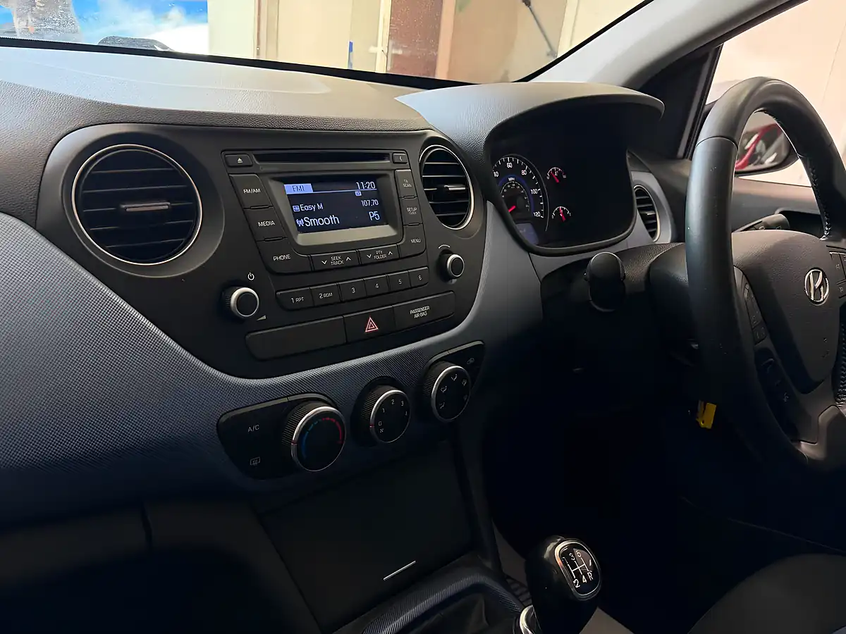 Used 2015 Hyundai i10 Premium Silver - Interior and Exterior details 12