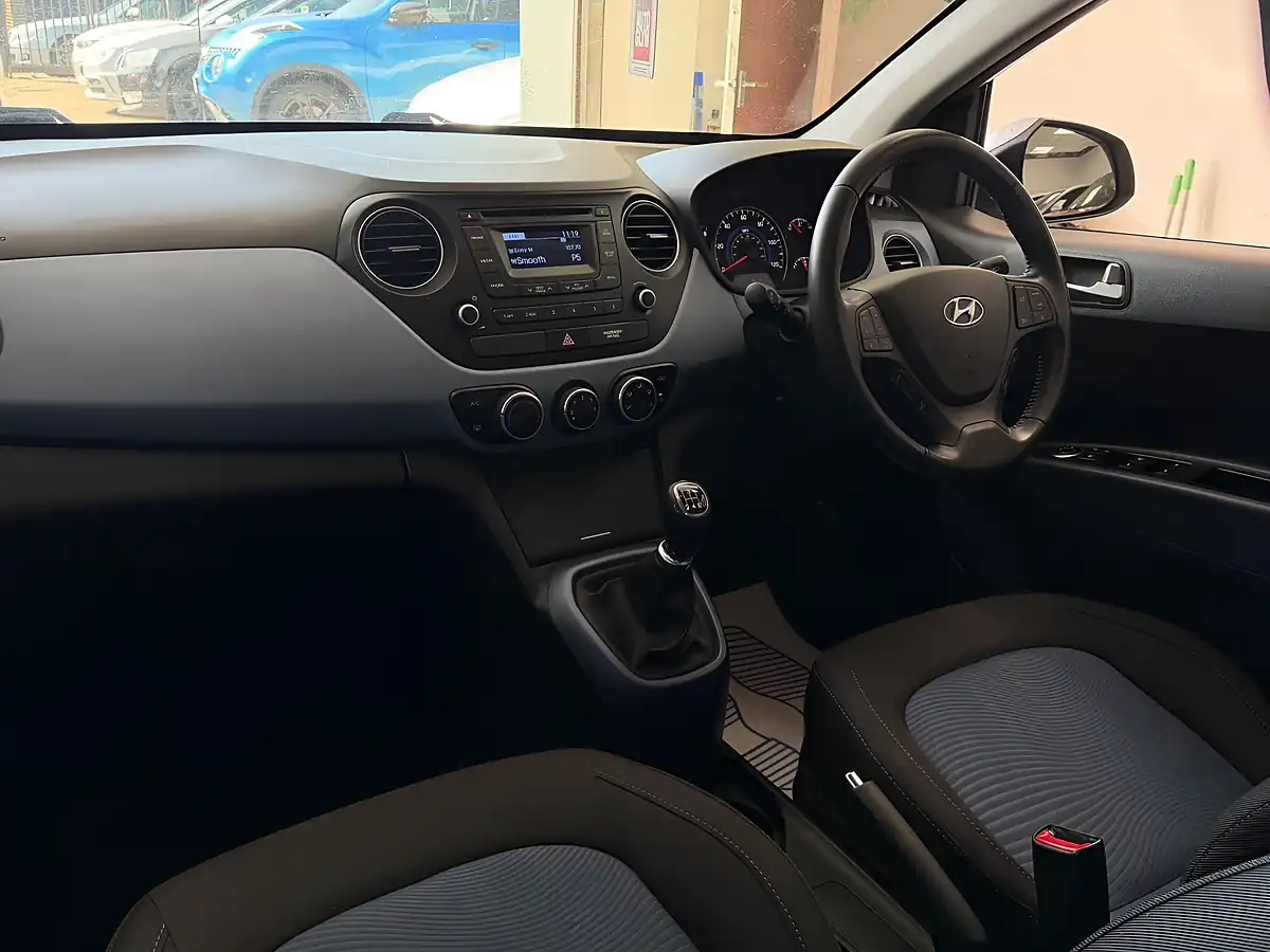 Used 2015 Hyundai i10 Premium Silver - Interior and Exterior details 14