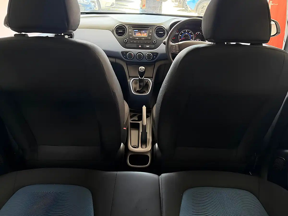 Used 2015 Hyundai i10 Premium Silver - Interior and Exterior details 15