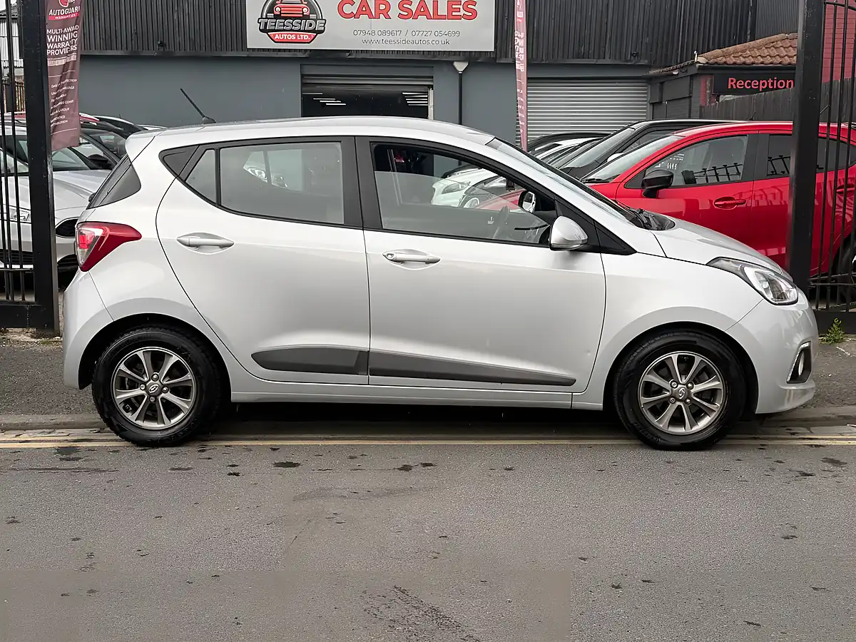 Used 2015 Hyundai i10 Premium Silver - Interior and Exterior details 3