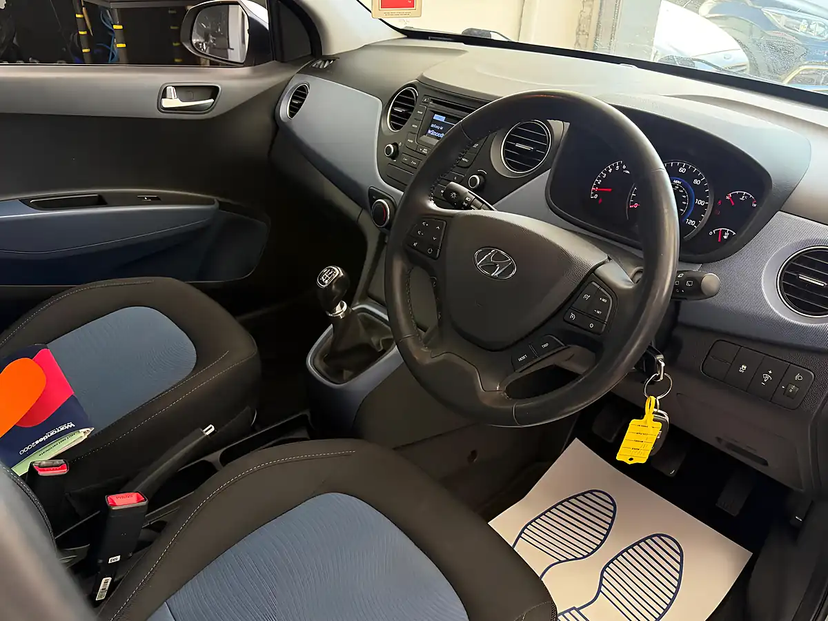 Used 2015 Hyundai i10 Premium Silver - Interior and Exterior details 9