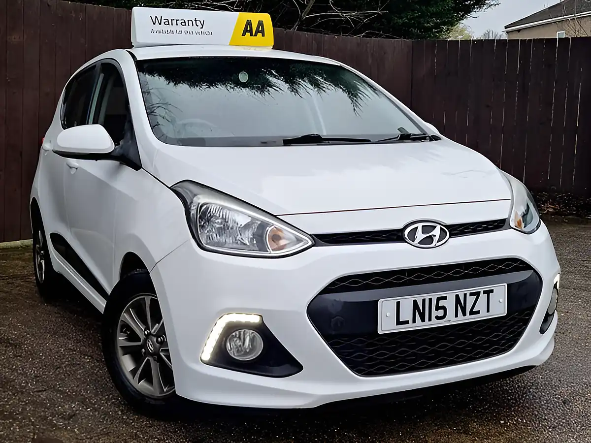 Used 2015 Hyundai i10 Premium White - Front View