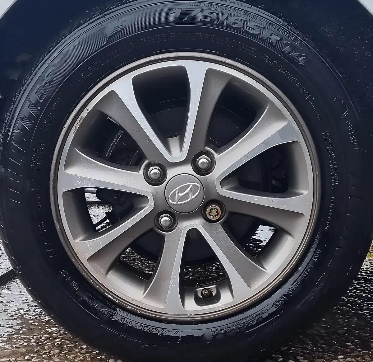Used 2015 Hyundai i10 Premium White - Interior and Exterior details 13