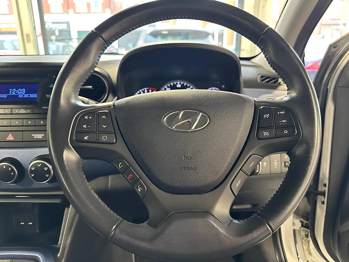 Used 2015 Hyundai i10 Premium White - Interior and Exterior details 12