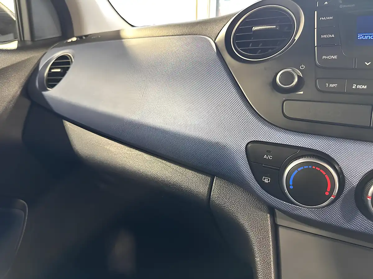 Used 2015 Hyundai i10 Premium White - Interior and Exterior details 15