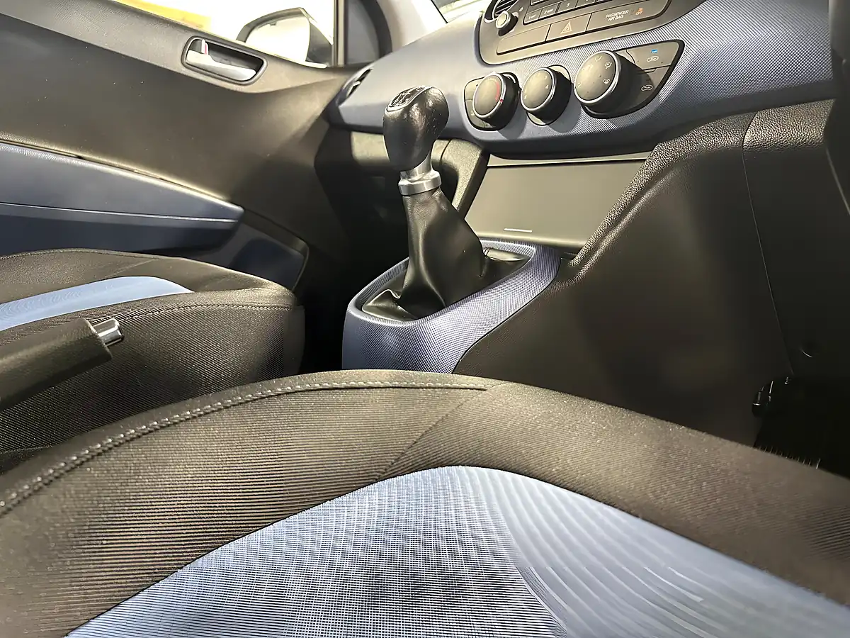 Used 2015 Hyundai i10 Premium White - Interior and Exterior details 16