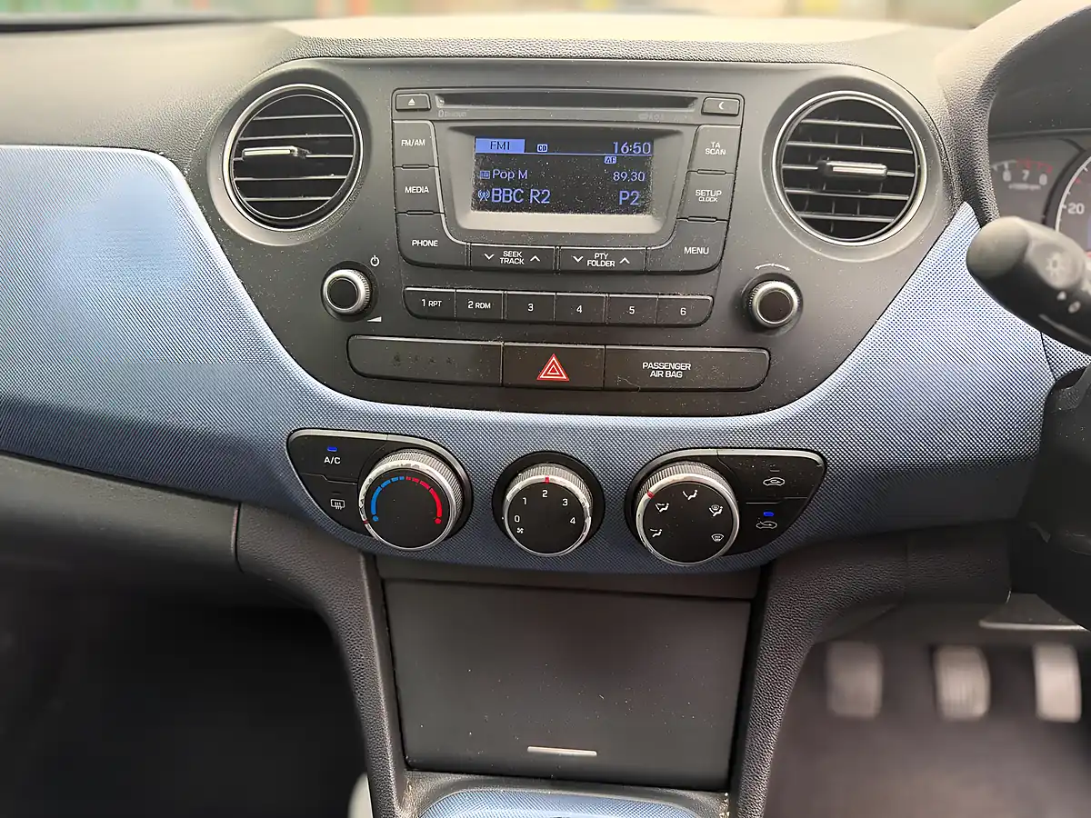 Used 2015 Hyundai i10 Premium White - Interior and Exterior details 16