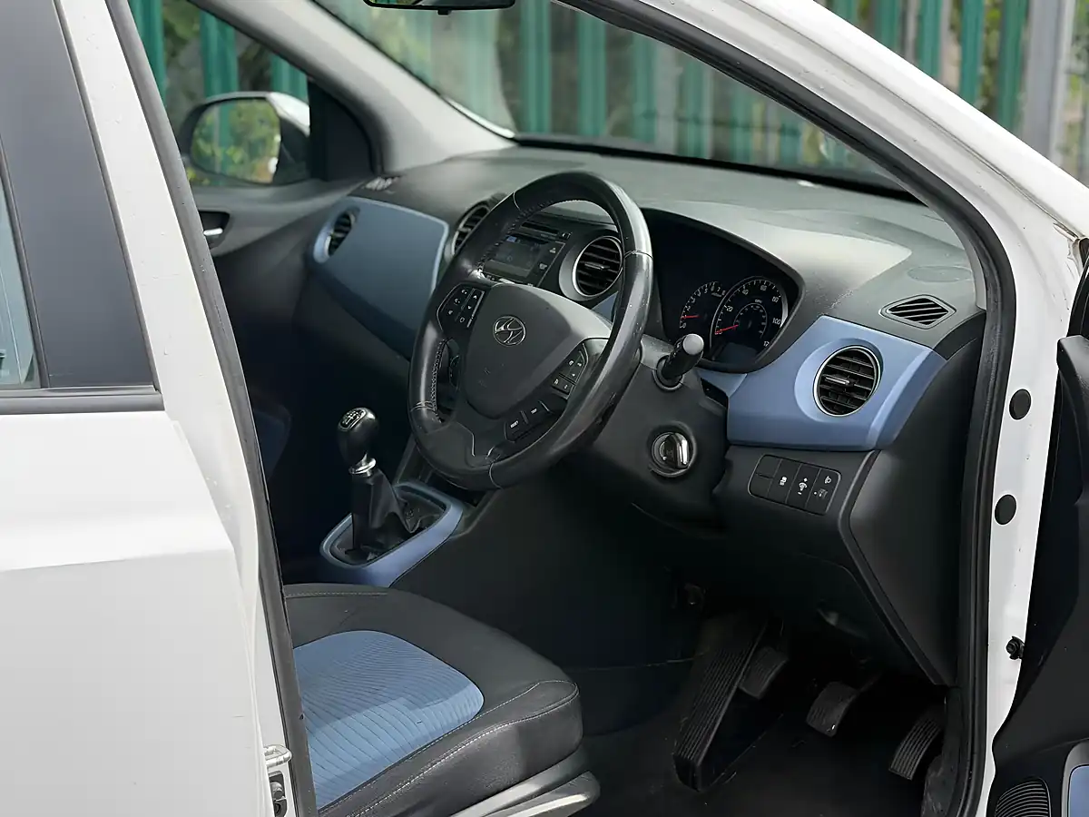 Used 2015 Hyundai i10 Premium White - Interior and Exterior details 4
