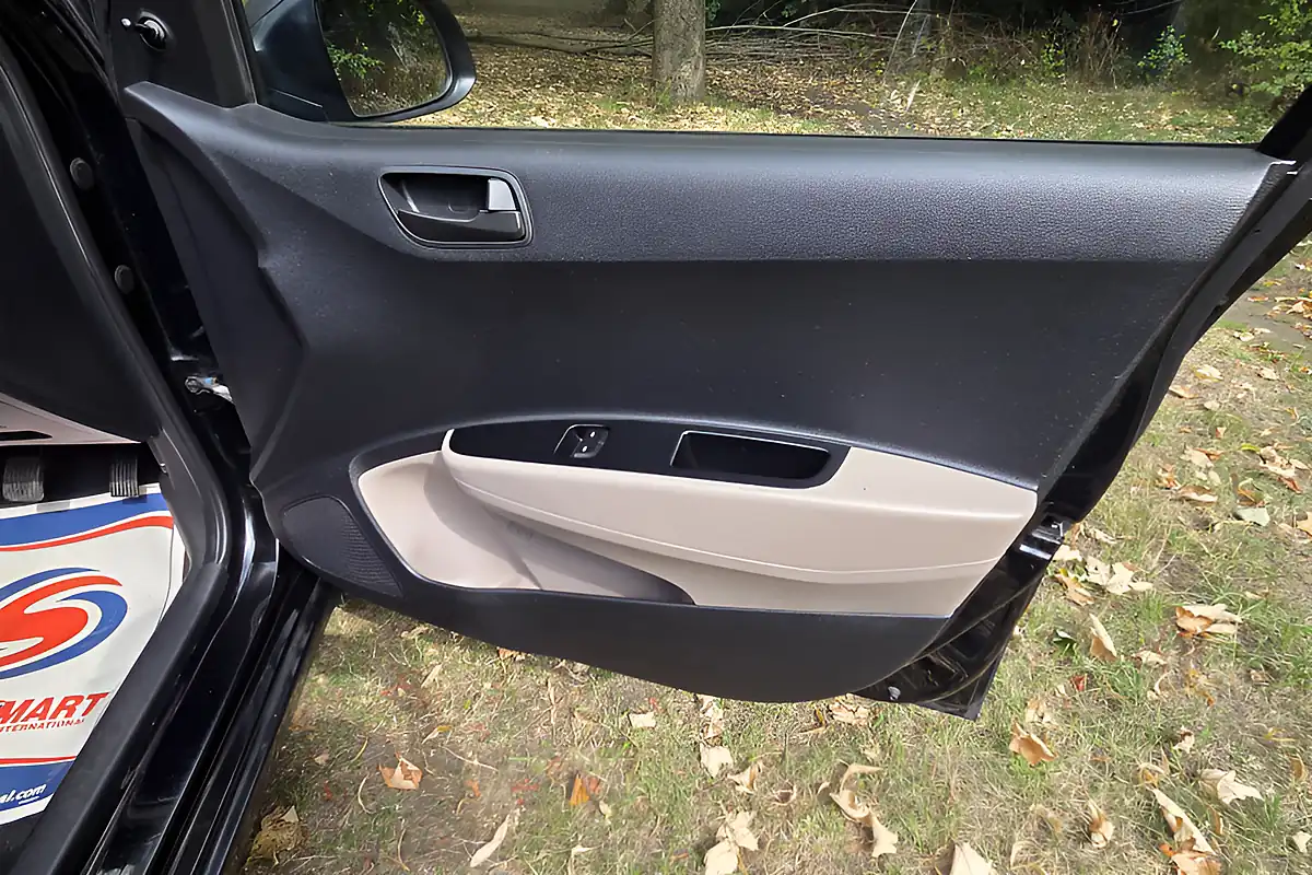 Used 2015 Hyundai i10 S Black - Interior and Exterior details 15