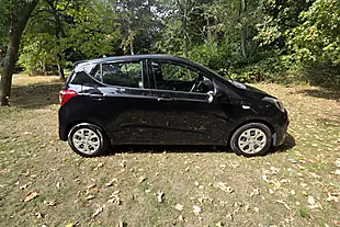 Used 2015 Hyundai i10 S Black - Interior and Exterior details 9